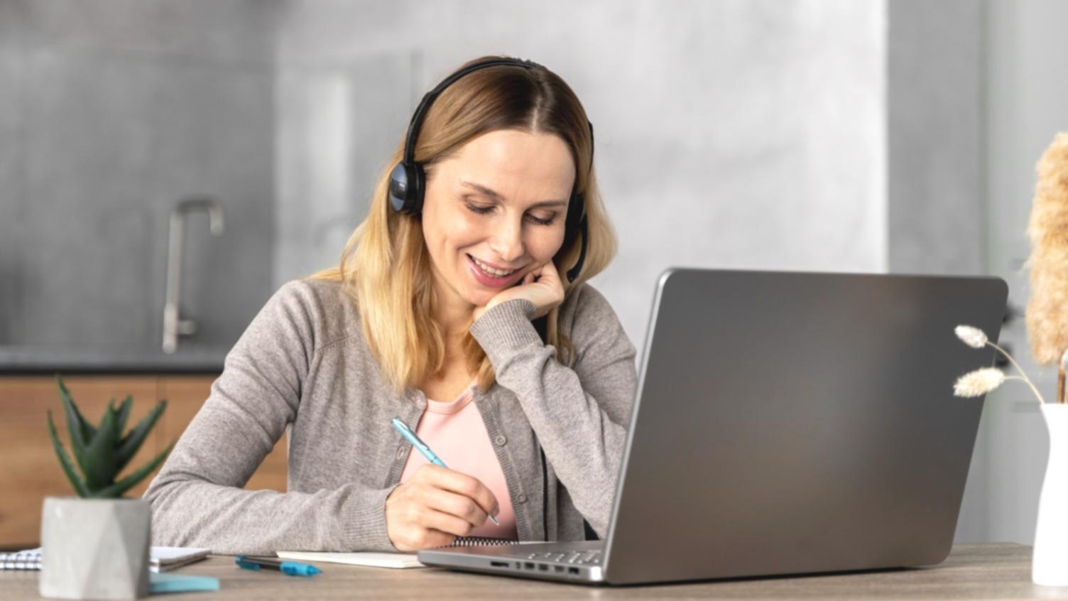 Persona che segue una routine di autocura quotidiana